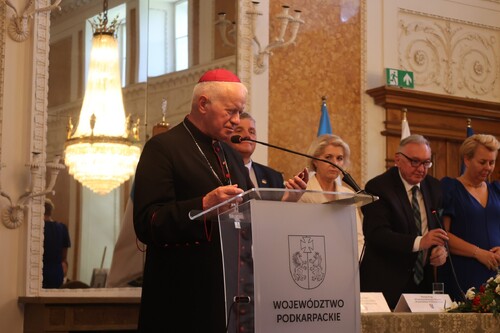 Abp Adam Szal podczas sesji Sejmiku Województwa Podkarpackiego ustanawiającej błogosławioną Rodzinę Ulmów patronem województwa – Łańcut, 7 lipca 2024. Fot. Katarzyna Gajda-Bator (IPN)
