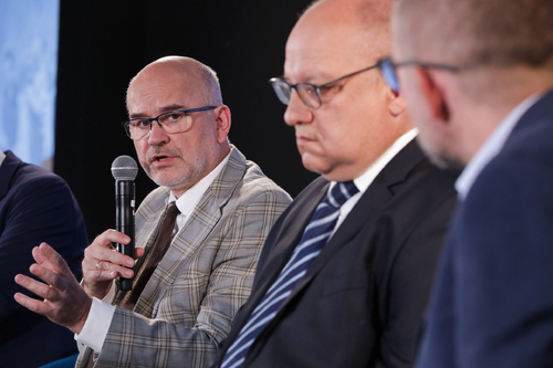 Dyskusja panelowa w rocznicę beatyfikacji Rodziny Ulmów. Na zdj. (od lewej) doradca prezesa IPN dr hab. Grzegorz Berendt i pracownik OBBH w Białymstoku Paweł Kornacki – Warszawa, 9 września 2024. Fot. Mikołaj Bujak (IPN)