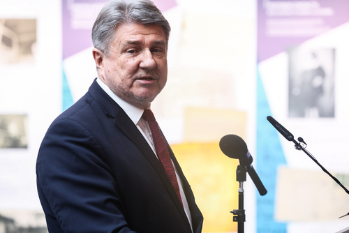 W Parlamencie Europejskim opowiedzieliśmy o Polakach ratujących Żydów w czasie II wojny światowej. Na zdj. poseł do Parlamentu Europejskiego dr Bogdan Rzońca – Bruksela, 24 marca 2026. Fot. Sławek Kasper (IPN)