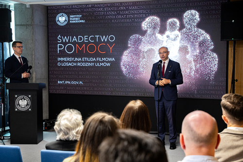 Otwarcie wystawy „Świadectwo poMOCY”. Na zdj. dr Mateusz Szpytma, zastępca prezesa IPN  (P) i dr Rafał Kościański, rzecznik IPN (L) – Warszawa, 15 października 2026. Fot. Sławek Kasper (IPN)