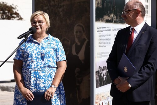 Grażyna Ignaczak–Bandych, szefowa Kancelarii Prezydenta RP i dr Mateusz Szpytma, wiceprezes IPN podczas otwarcia wystawy „Śmierć za człowieczeństwo. Rodzina Ulmów” – 21 sierpnia 2023. Fot. Sławek Kasper (IPN)