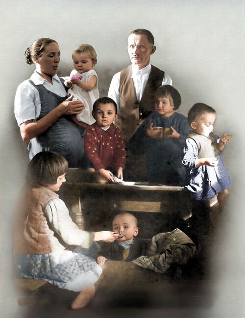 Rodzina Ulmów (ze zbiorów Mateusza Szpytmy), koloryzacja Mikołaj Kaczmarek