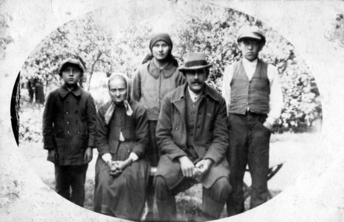 Rodzice Józefa Ulmy – Marcin i Franciszka z domu Kluz z dziećmi: Antonim, Marią i Władysławem, ok. 1923 (ze zbiorów krewnych rodziny Ulmów)