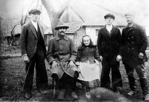 Józef Ulma – pierwszy z prawej – z rodzicami i braćmi, ok. 1934 (ze zbiorów krewnych rodziny Ulmów)