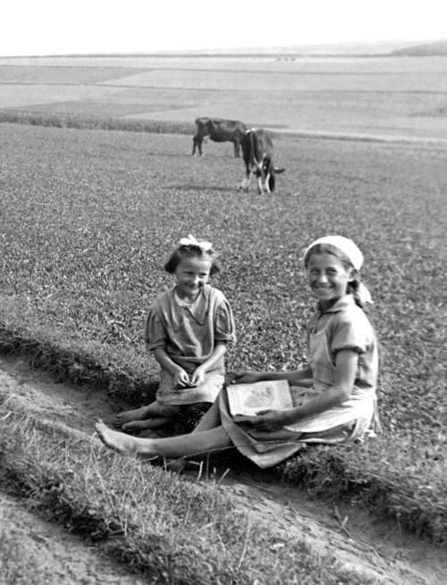 Stasia Ulma (z lewej) z koleżanką Hanią Szylar podczas wypasania krów, lato 1943 (ze zbiorów krewnych rodziny Ulmów)