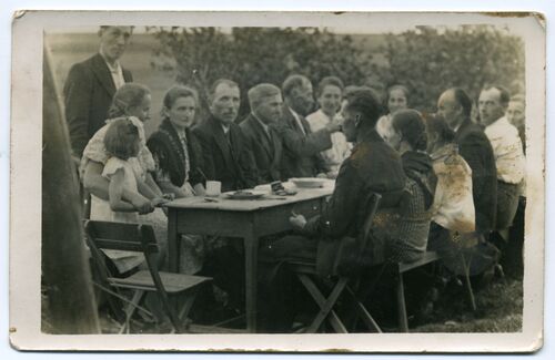 Przyjęcie z okazji chrztu Władzia Ulmy, lato 1941 (ze zbiorów Mateusza Szpytmy)