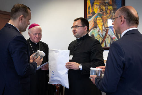 Przekazanie przedmiotów należących do rodziny Ulmów, zamordowanej przez Niemców za ukrywanie Żydów, do Instytutu Pamięci Narodowej – 12 maja 2023. Fot. Mikołaj Bujak (IPN)