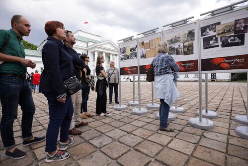 Wystawa „Samarytanie z Markowej. Ulmowie – Polacy zamordowani przez Niemców za pomoc Żydom” na dziedzińcu Belwederu podczas Nocy Muzeów – Warszawa, 13 maja 2023. Fot. Mikołaj Bujak (IPN)