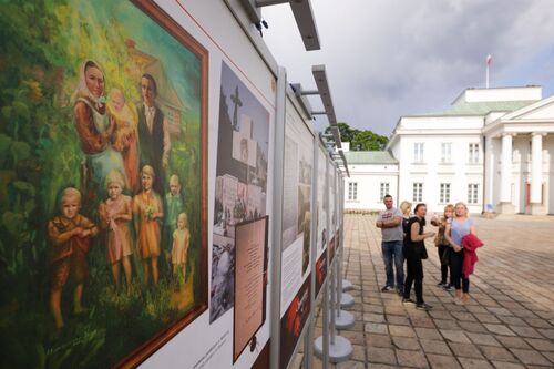 Wystawa „Samarytanie z Markowej. Ulmowie – Polacy zamordowani przez Niemców za pomoc Żydom” na dziedzińcu Belwederu podczas Nocy Muzeów – Warszawa, 13 maja 2023. Fot. Mikołaj Bujak (IPN)