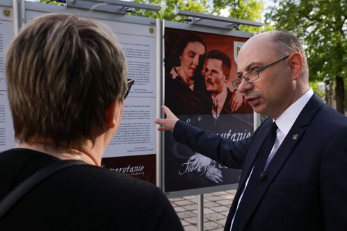 Wystawa „Samarytanie z Markowej. Ulmowie – Polacy zamordowani przez Niemców za pomoc Żydom” na dziedzińcu Belwederu podczas Nocy Muzeów – Warszawa, 13 maja 2023. Fot. Mikołaj Bujak (IPN)