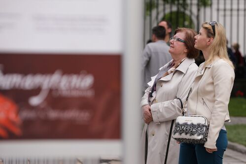 Wystawa „Samarytanie z Markowej. Ulmowie – Polacy zamordowani przez Niemców za pomoc Żydom” na dziedzińcu Belwederu podczas Nocy Muzeów – Warszawa, 13 maja 2023. Fot. Mikołaj Bujak (IPN)