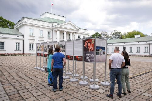Wystawa „Samarytanie z Markowej. Ulmowie – Polacy zamordowani przez Niemców za pomoc Żydom” na dziedzińcu Belwederu podczas Nocy Muzeów – Warszawa, 13 maja 2023. Fot. Mikołaj Bujak (IPN)