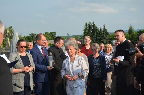 Przekazanie opieki nad byłym grobem wojennym Rodziny Ulmów z udziałem dr. Mateusza Szpytmy – Markowa, 1 lipca 2023. Fot. Katarzyna Gajda-Bator (IPN)