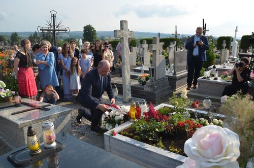 Przekazanie opieki nad byłym grobem wojennym Rodziny Ulmów z udziałem dr. Mateusza Szpytmy – Markowa, 1 lipca 2023. Fot. Katarzyna Gajda-Bator (IPN)