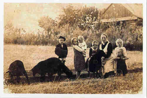 Wiktoria Ulma z dziećmi. Od lewej: Władzio, Stasia, trzymająca na rękach Marysię, Franuś (na baranku), Basia i Antoś, jesień 1943 (ze zbiorów krewnych rodziny Ulmów)
