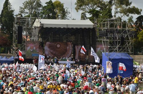 Wystawa IPN „Samarytanie z Markowej” na Światowych Dniach Młodzieży w Lizbonie. Fot. Cezary Pałka (IPN)