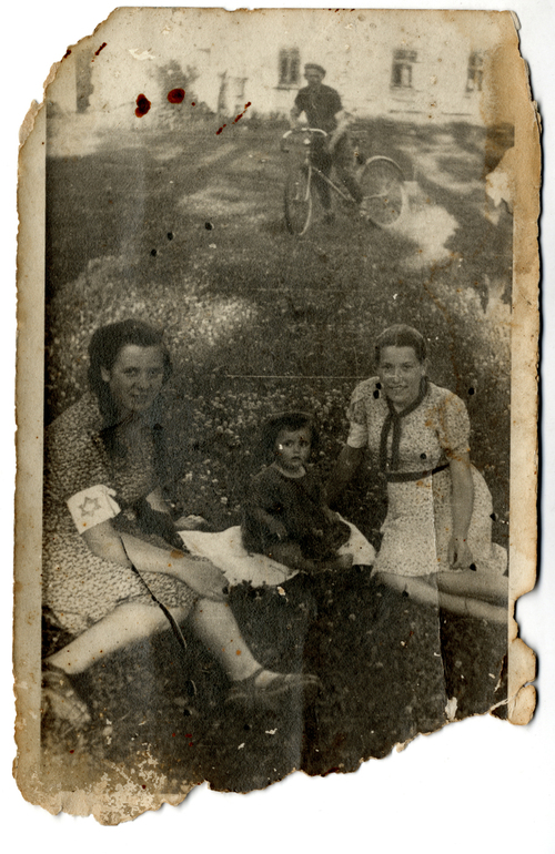 Dwie żydowskie kobiety z Markowej, z opaskami z gwiazdą Dawida, oraz dziecko prawdopodobnie jednej z nich. Po lewej Reśla Weltz, która przeżyła okupację, ukrywając się w domu Szylarów. Po prawej Fredzia Tencer lub Fredzia Trudka o przydomku Wrona. 24 marca 1944 r. na zdjęcie spadły krople krwi ofiar zbrodni w domu Ulmów. Przez kilkadziesiąt lat fotografię tę przechowywała Helena Bar. Jest to jeden z najcenniejszych eksponatów Muzeum Polaków Ratujących Żydów podczas II wojny Światowej im. Rodziny Ulmów w Markowej (ze zbiorów krewnych rodziny Ulmów, autorstwa Józefa Ulmy)