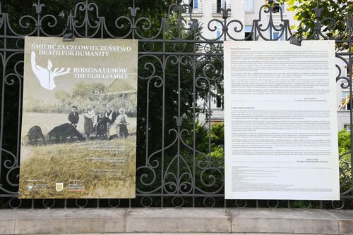 Wystawa „Śmierć za człowieczeństwo. Rodzina Ulmów” przed Ministerstwem Sprawiedliwości – 1 września 2023. Fot. Ministerstwo Sprawiedliwości
