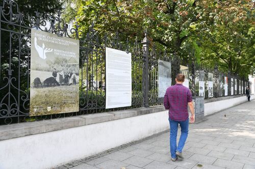 Wystawa „Śmierć za człowieczeństwo. Rodzina Ulmów” przed Ministerstwem Sprawiedliwości – 1 września 2023. Fot. Ministerstwo Sprawiedliwości