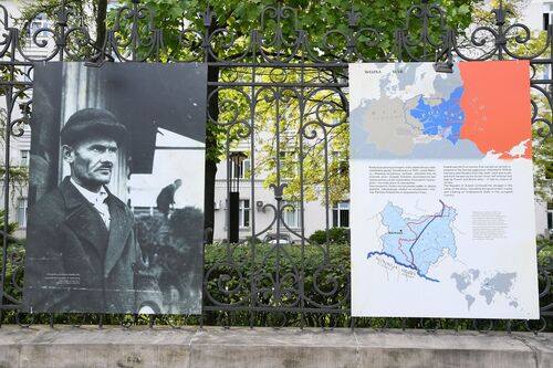 Wystawa „Śmierć za człowieczeństwo. Rodzina Ulmów” przed Ministerstwem Sprawiedliwości – 1 września 2023. Fot. Ministerstwo Sprawiedliwości