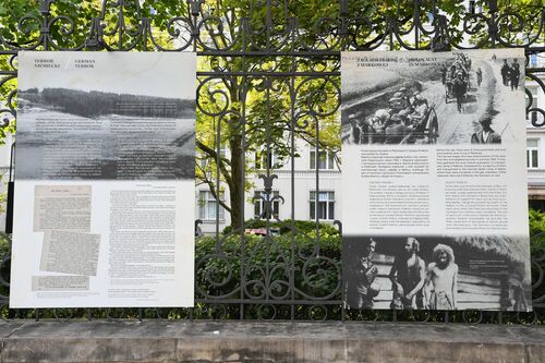 Wystawa „Śmierć za człowieczeństwo. Rodzina Ulmów” przed Ministerstwem Sprawiedliwości – 1 września 2023. Fot. Ministerstwo Sprawiedliwości