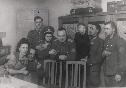 X zaznaczony Joseff Kokott, pierwszy z lewej siedzi wraz z N. N. kobietą E. Dieken, po środku opraty o krzesło G. Unbehend (z zasobu IPN)