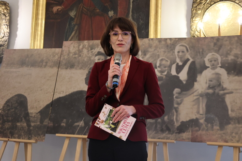 Kamila Piech, z Zarządu Fundacji Pro Arte et Historia podczas prezentacji wystawy „Śmierć za człowieczeństwo. Rodzina Ulmów” – Baranów Sandomierski, 19 marca 2024. Fot. Katarzyna Gajda-Bator (IPN)