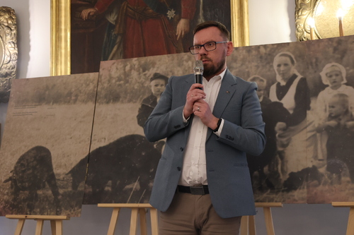Dr Wojciech Hanus prezentujący wystawę „Śmierć za człowieczeństwo. Rodzina Ulmów” – Baranów Sandomierski, 19 marca 2024. Fot. Katarzyna Gajda-Bator (IPN)