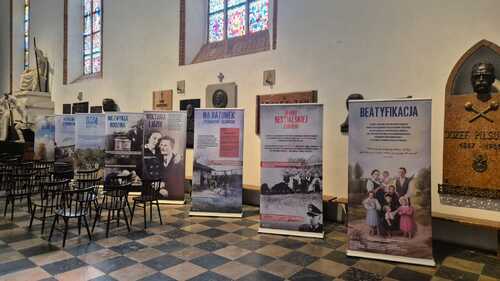 Prezentacja wystawy IPN „Błogosławieni Ulmowie z Markowej” w kościołach archidiecezji warszawskiej w związku z peregrynacją relikwii bł. Rodziny Ulmów – Archikatedra Warszawska
