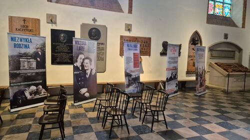 Prezentacja wystawy IPN „Błogosławieni Ulmowie z Markowej” w kościołach archidiecezji warszawskiej w związku z peregrynacją relikwii bł. Rodziny Ulmów – Archikatedra Warszawska