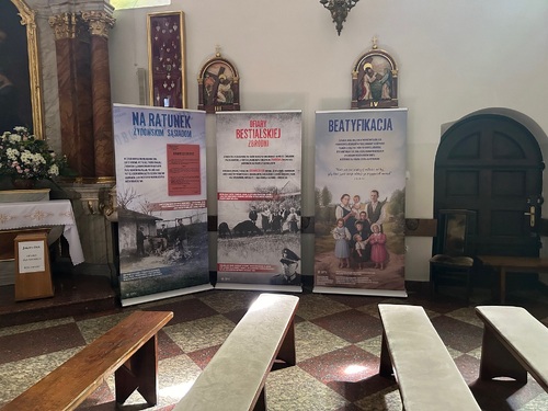 Prezentacja wystawy IPN „Błogosławieni Ulmowie z Markowej” w kościołach archidiecezji warszawskiej w związku z peregrynacją relikwii bł. Rodziny Ulmów – Parafia św. Anny w Piasecznie